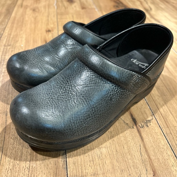 Dansko Distressed Charcoal Color Professional Clogs with Durable Sole Size 38 - Picture 3 of 11